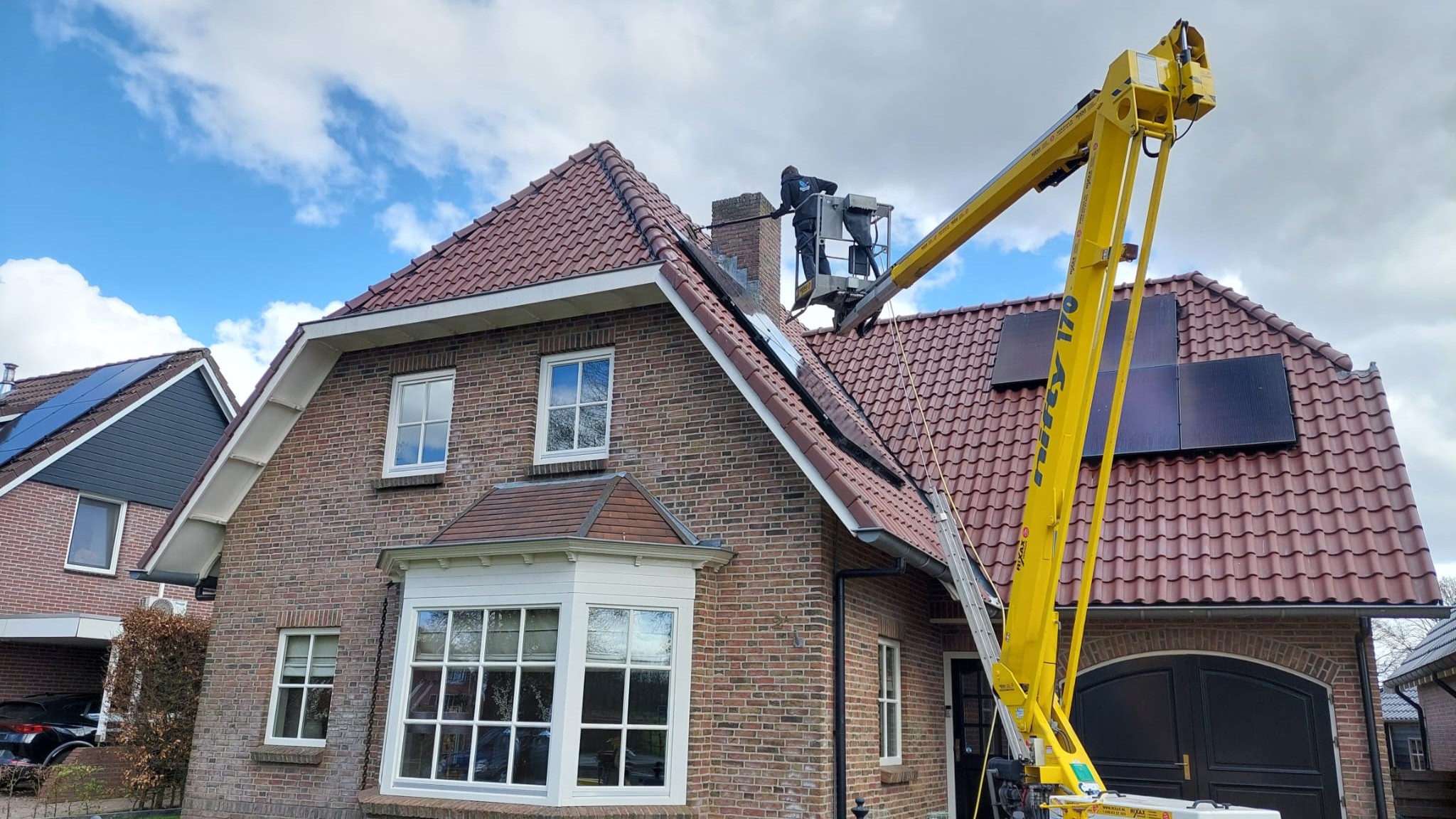 Softwash gevel- en dakreiniging